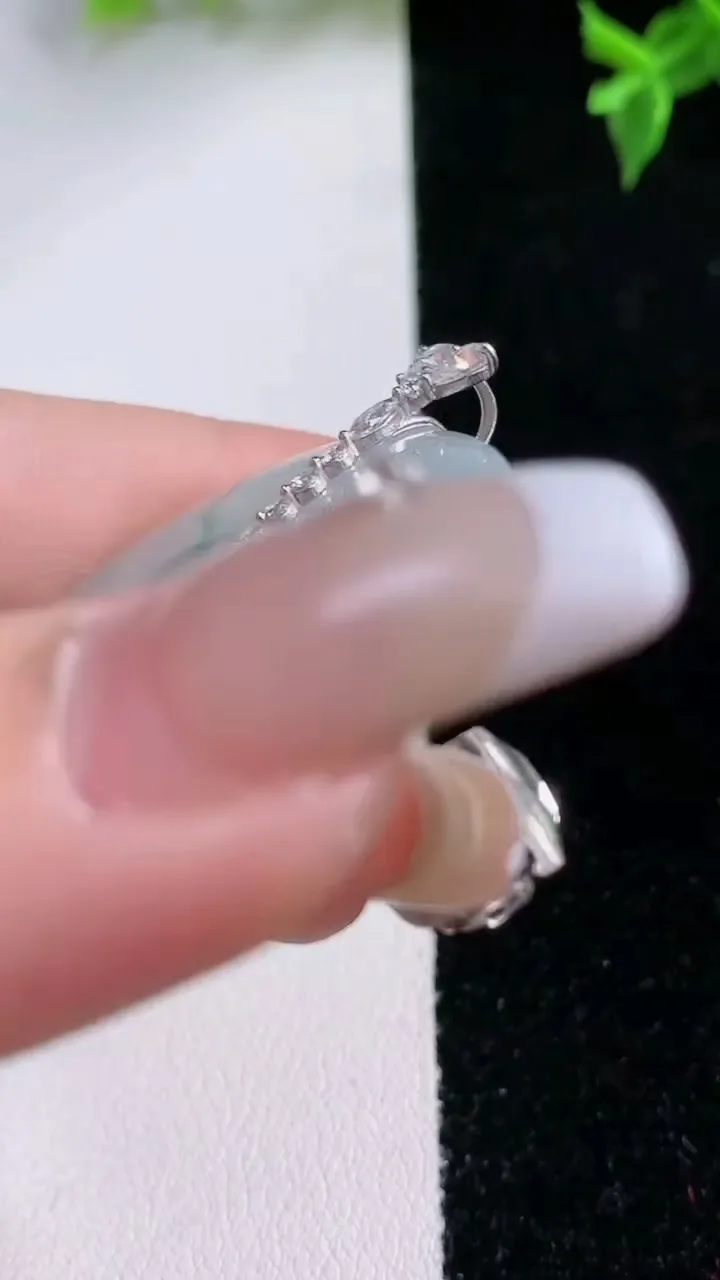 天然A货翡翠18K金飘花平安扣吊坠，尺寸37.8-5，重量:16.81g
1月22日