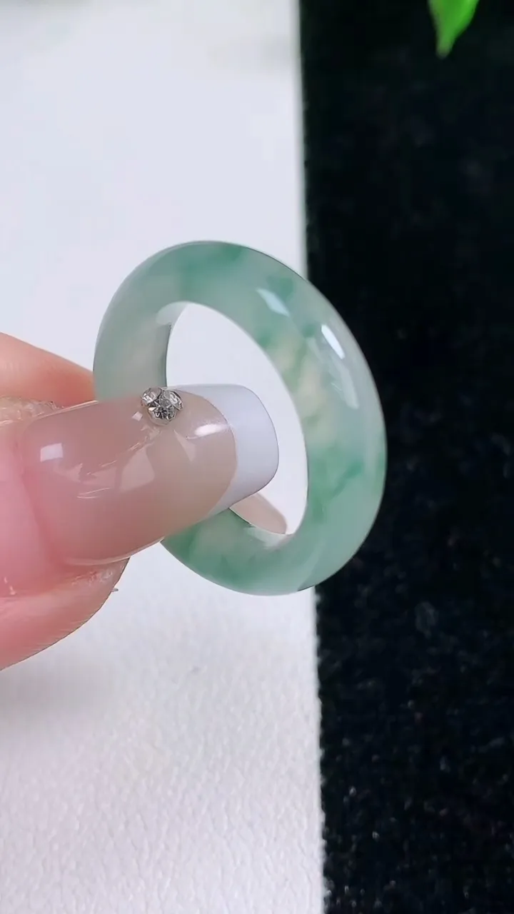 天然A货翡翠冰种飘花指环戒指，尺寸17-5.7-3.7，重量:3.85g2026年1月22日
工厂直销收藏佳品,种好水足，色泽均匀，有种有色，上手高大气！