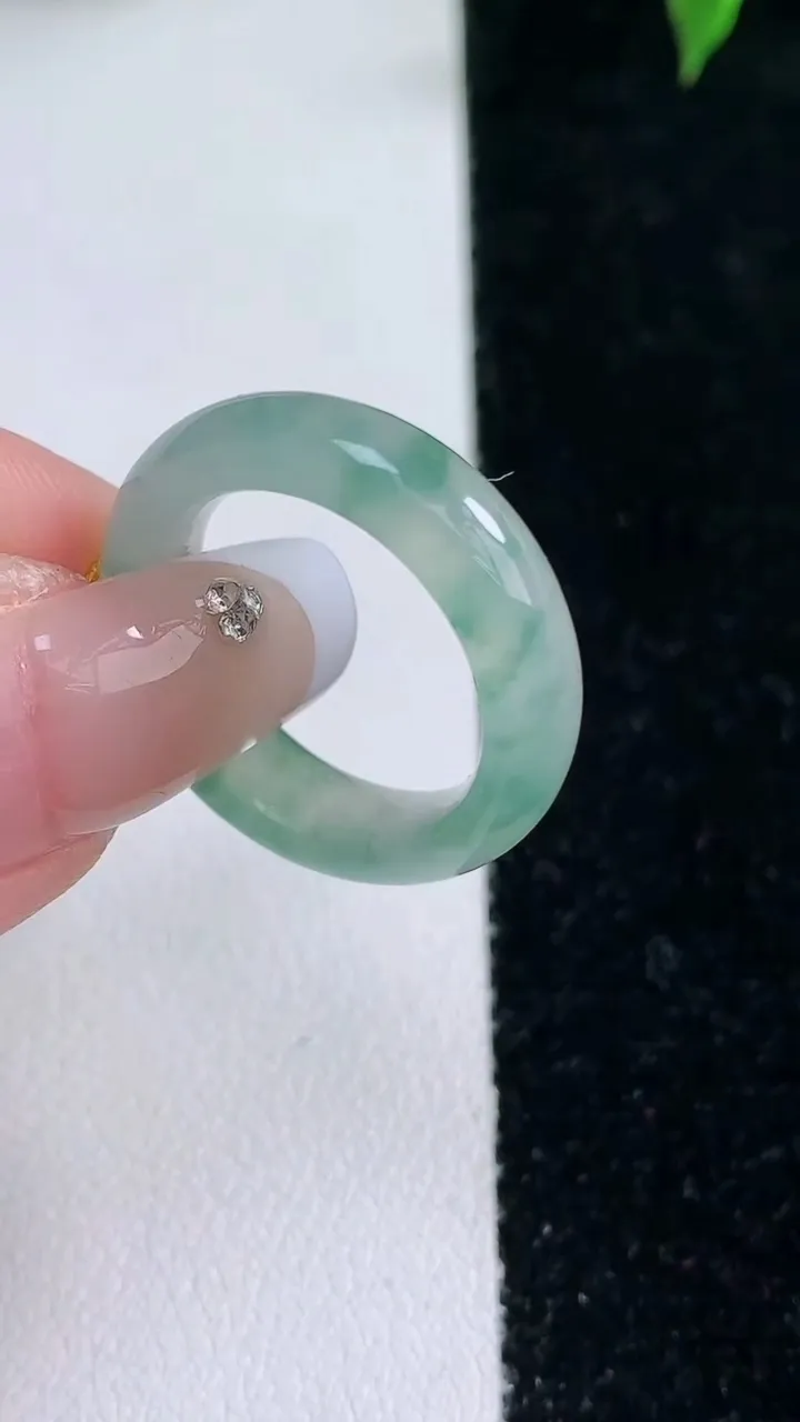 天然A货翡翠冰种飘花指环戒指，尺寸17-5.7-3.7，重量:3.85g2026年1月22日
工厂直销收藏佳品,种好水足，色泽均匀，有种有色，上手高大气！