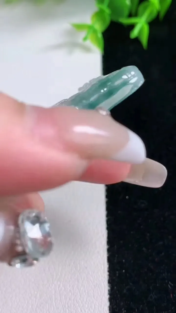 天然A货翡翠牌吊坠，尺寸59.4-35.8-5，重量:30.00g
1月22日