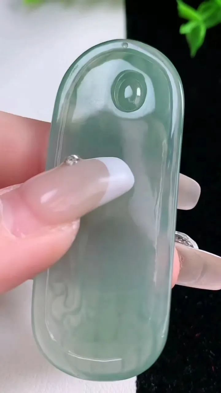 天然A货翡翠大势至菩萨吊坠，尺寸62.3-24.4-5，重量:17.57g
1月22日