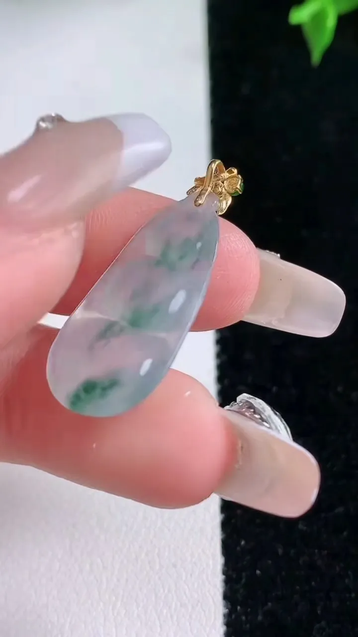 天然A货翡翠种飘花福豆吊坠，尺寸24.2-12.4-4，重量:2.13g
1月22日