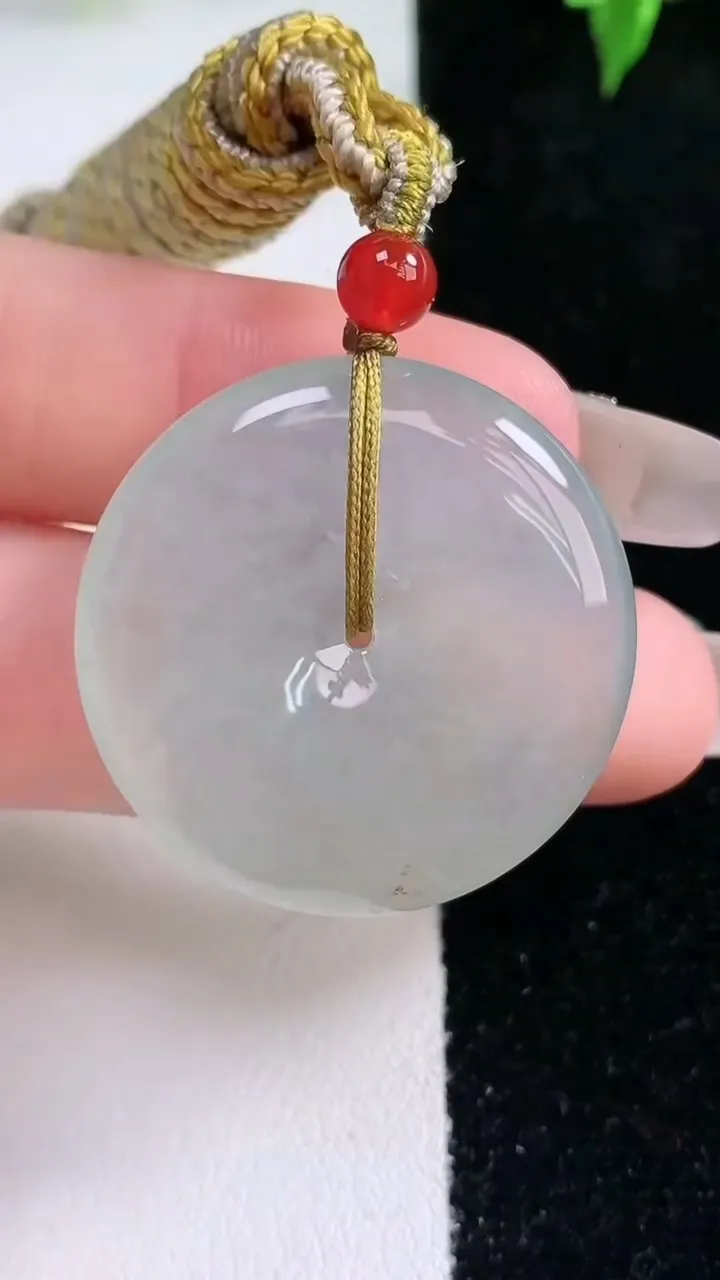 天然A货翡翠平安扣吊坠，尺寸30.4-5.2，重量:15.00g
1月22日