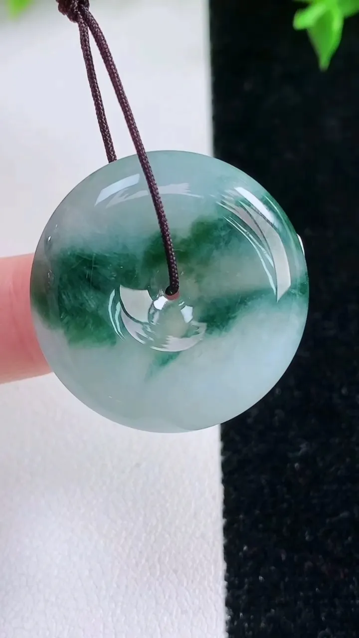 天然A货翡翠飘花平安扣吊坠，尺寸27.5-5.8，重量:9.44g
1月22日