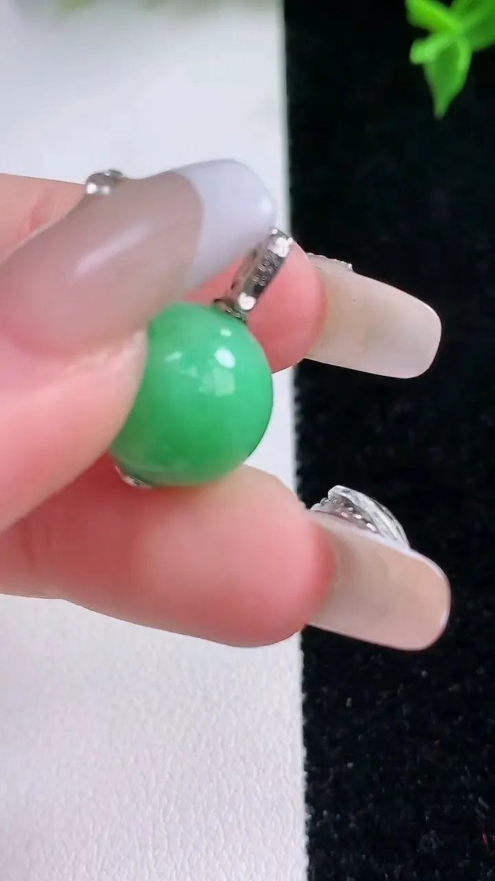 天然A货翡翠圆珠吊坠，尺寸13，重量:5.07g1月22日
工厂直销收藏佳品,种好水足，色泽均匀，有种有色，上手高大气！