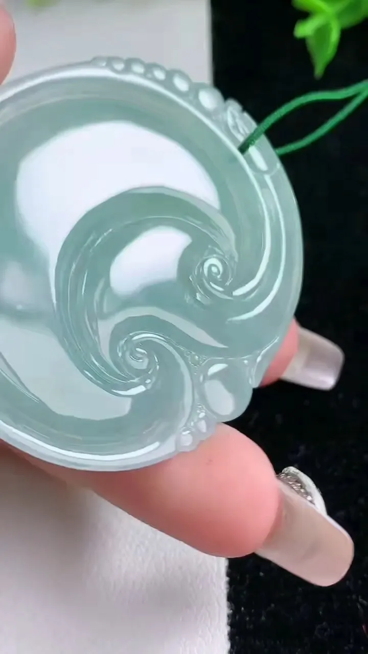 天然A货翡翠如意吊坠，尺寸53.7-44.8-5.5，重量:25.40g
1月22日