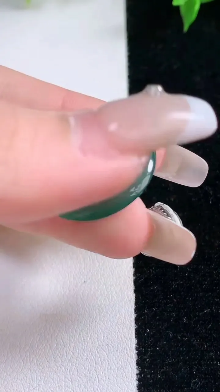 天然A货翡翠蓝水平安扣吊坠，尺寸23.3-3.8，重量:5.79g
1月22日