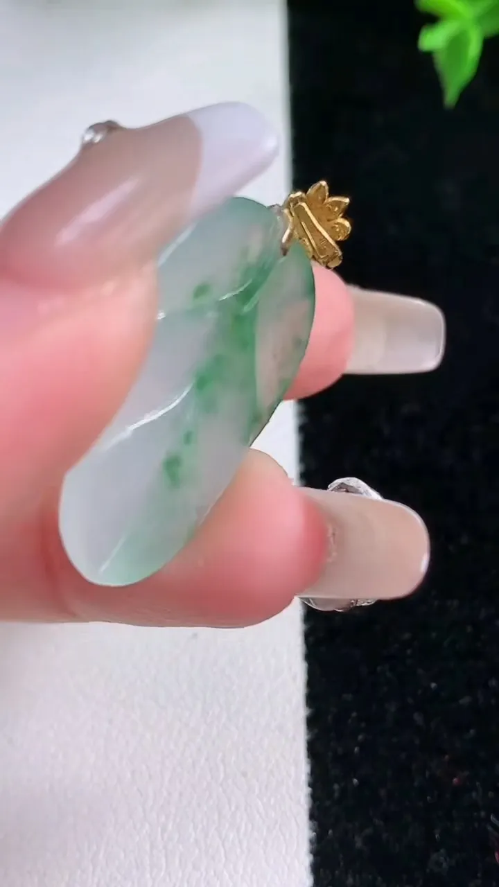 天然A货翡翠金枝玉叶 叶子吊坠，尺寸27.8-19-4.3，重量:4.42g
1月22日