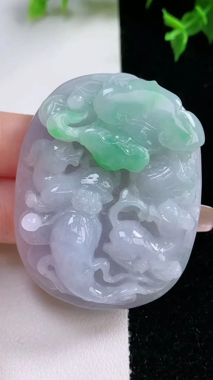 天然A货翡翠人财两旺吊坠，尺寸55-42.2-10.4，重量:44.03g
1月22日