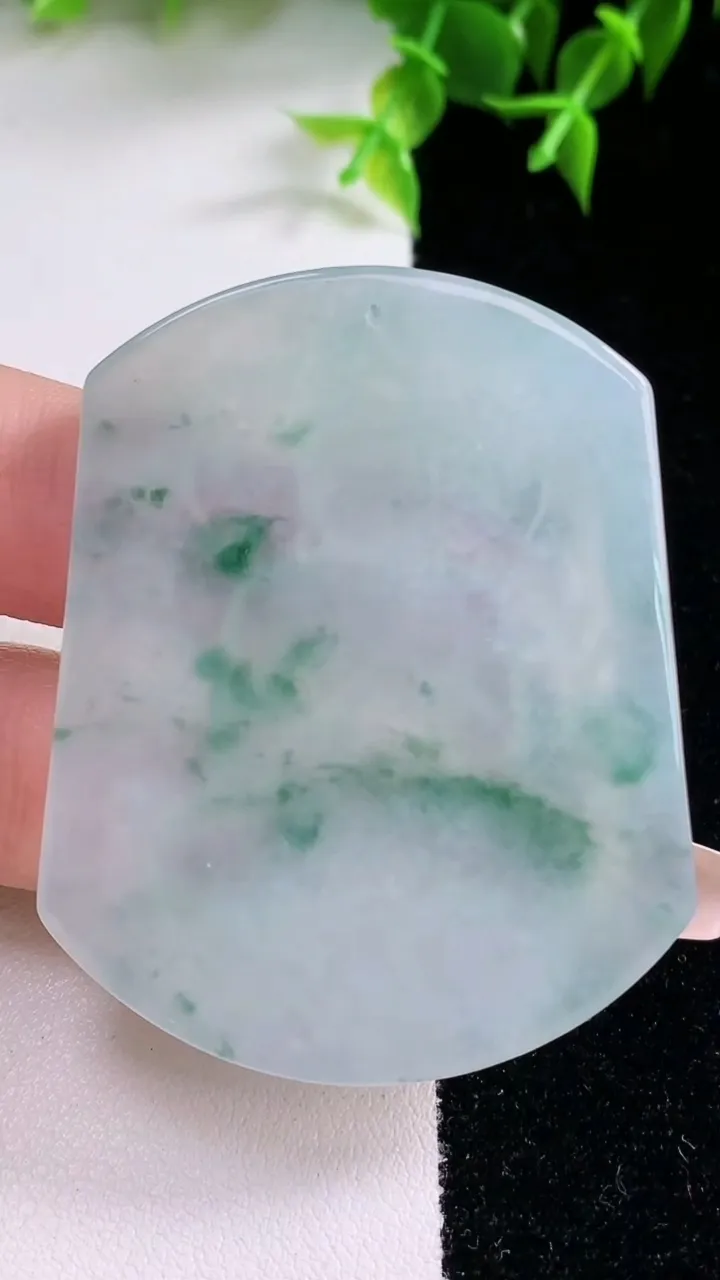 天然A货翡翠冰种飘花阿弥陀佛吊坠，尺寸52-41.7-5.2，重量:25.30g
1月22日