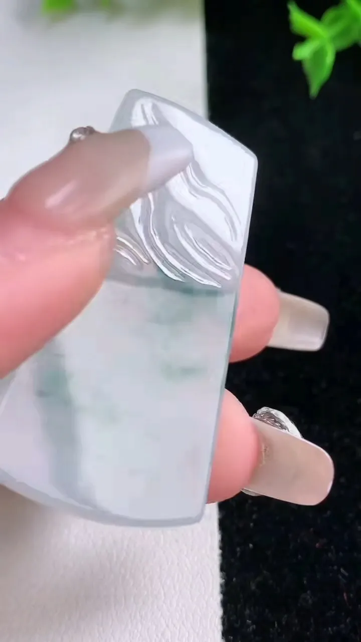 天然A货翡翠冰种飘花财神爷吊坠，尺寸47.8-24.2-5.5，重量:16.40g
1月22日