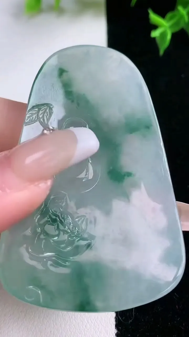 天然A货翡翠冰种飘花虚空藏菩萨吊坠，尺寸65.3-40.2-5.6，重量:30.34g
1月22日