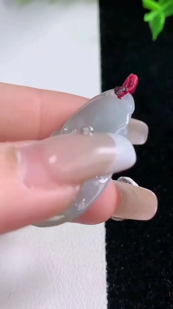 天然A货翡翠如意吊坠，尺寸39.6-22.2-4.2，重量:6.51g
1月22日