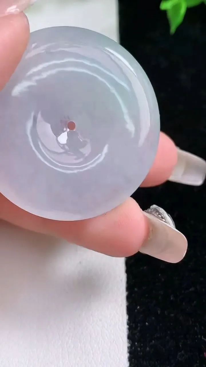 天然A货翡翠平安扣吊坠，尺寸37-5.7，重量:18.15g
1月22日