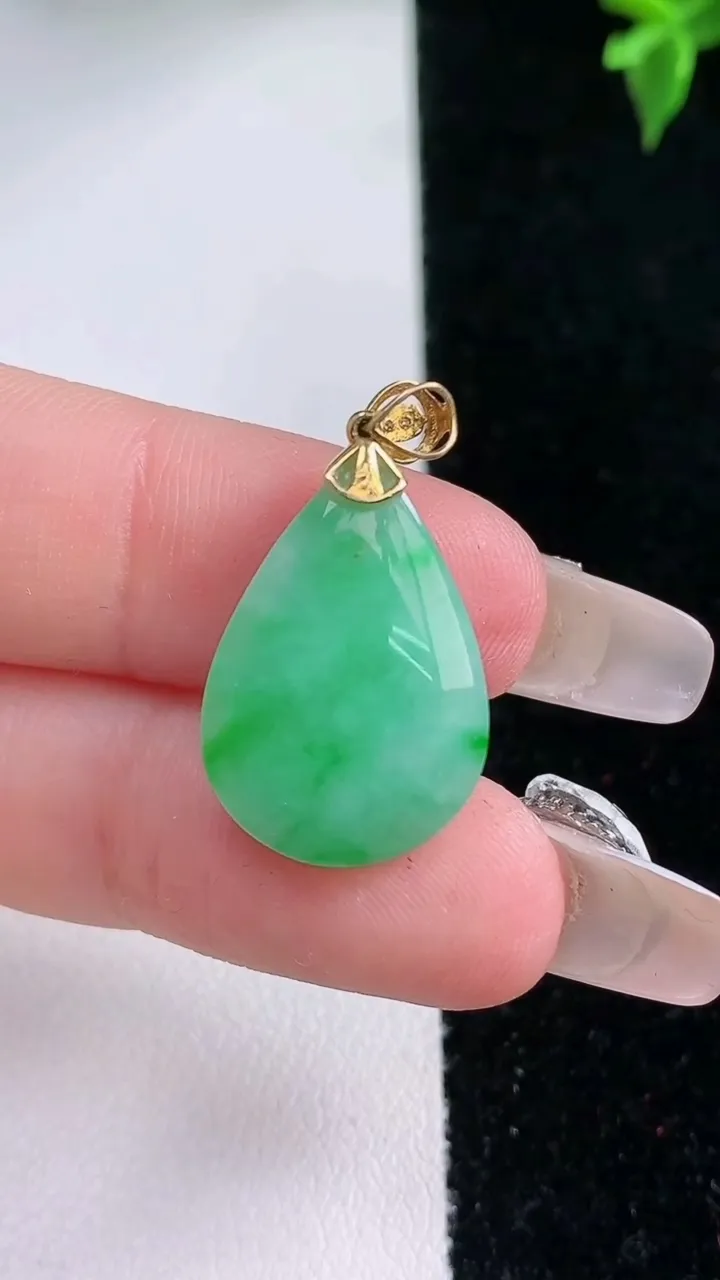 天然A货翡翠水滴吊坠，尺寸20-14-6.8，重量:3.29g
1月22日
