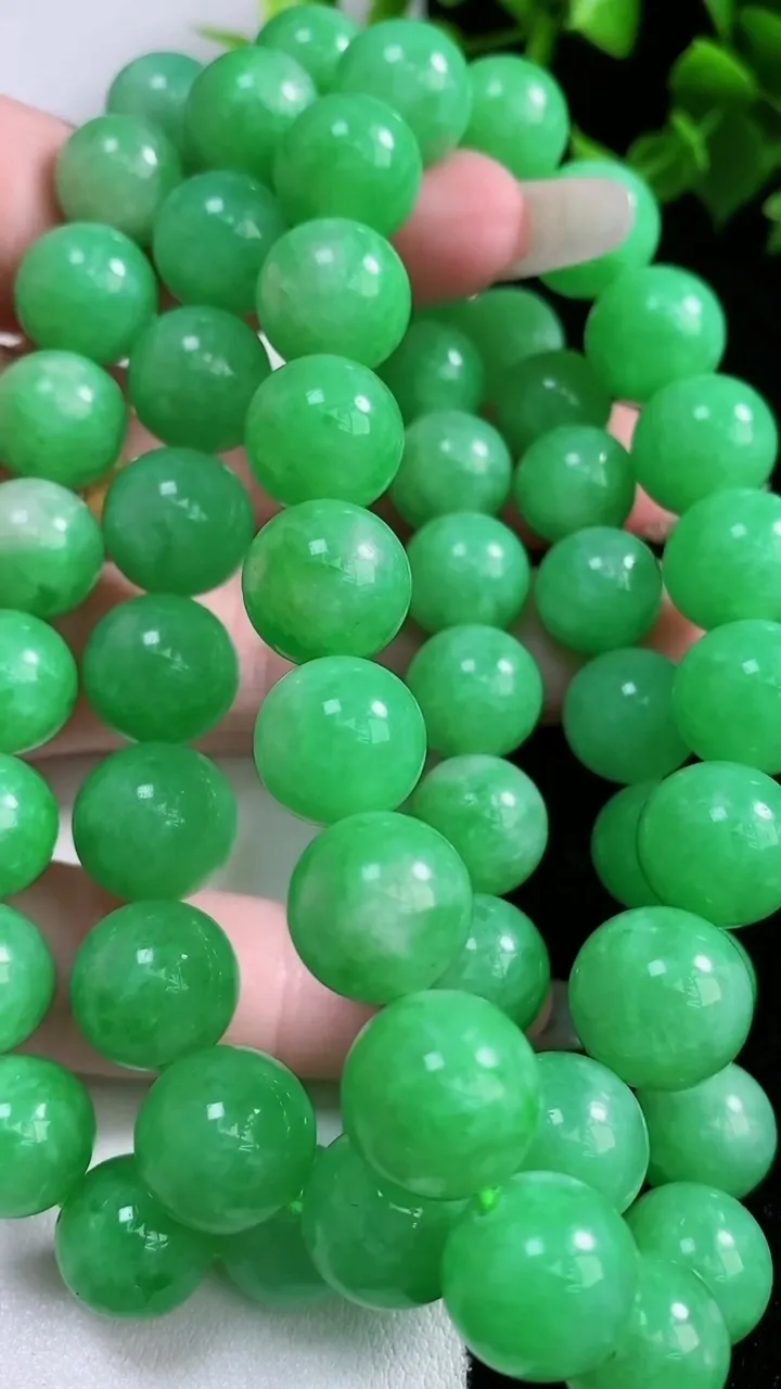天然A货翡翠圆珠项链，尺寸11.4-56颗，重量:145.44g1月22日
工厂直销收藏佳品,种好水足，色泽均匀，有种有色，上手高大气！