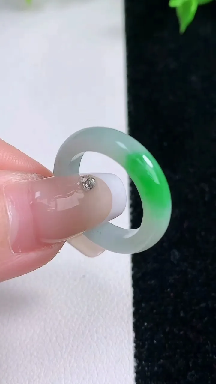 天然A货翡翠指环戒指，尺寸16.3-4.5-3.2，重量:2.95g2026年1月22日
工厂直销收藏佳品,种好水足，色泽均匀，有种有色，上手高大气！