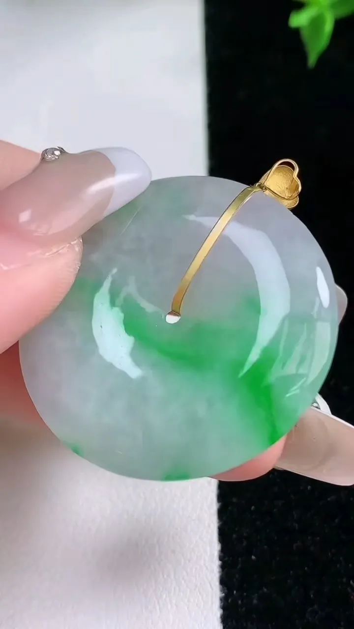 天然A货翡翠平安扣吊坠，尺寸35.2-5，重量:14.33g
1月22日