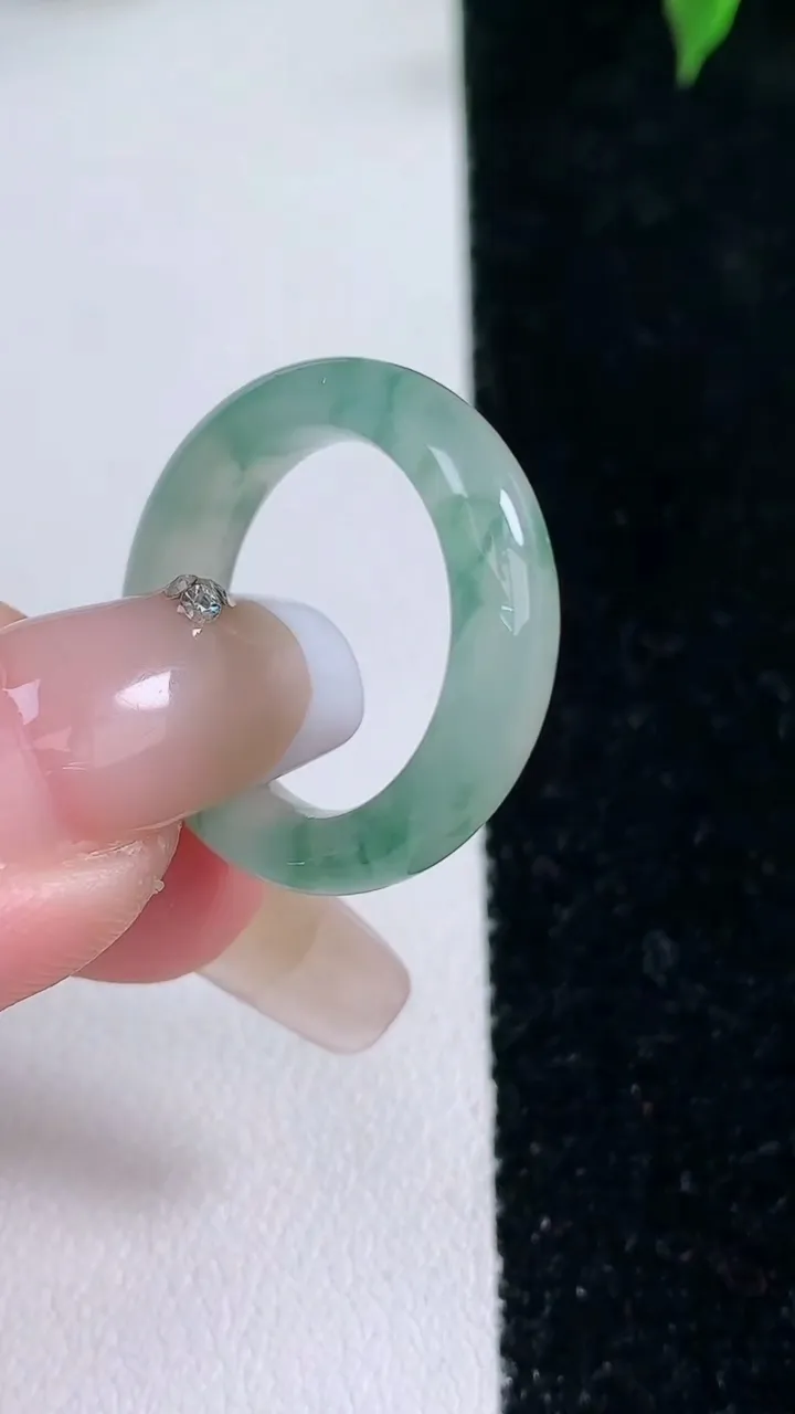 天然A货翡翠冰种飘花指环戒指，尺寸17-5.7-3.7，重量:3.85g2026年1月22日
工厂直销收藏佳品,种好水足，色泽均匀，有种有色，上手高大气！