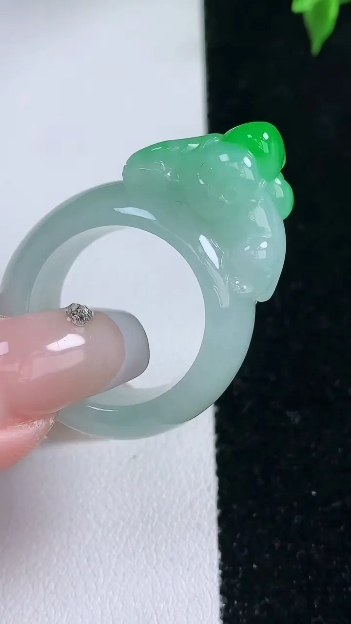 天然A货翡翠生肖猴指环戒指，尺寸19.3-21.7-9.6-17.4，重量:15.48g2026年1月22日
工厂直销收藏佳品,种好水足，色泽均匀，有种有色，上手高大气！