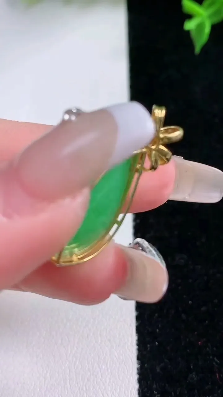 天然A货翡翠随形吊坠，尺寸21-12-7.5，重量:3.80g
1月22日