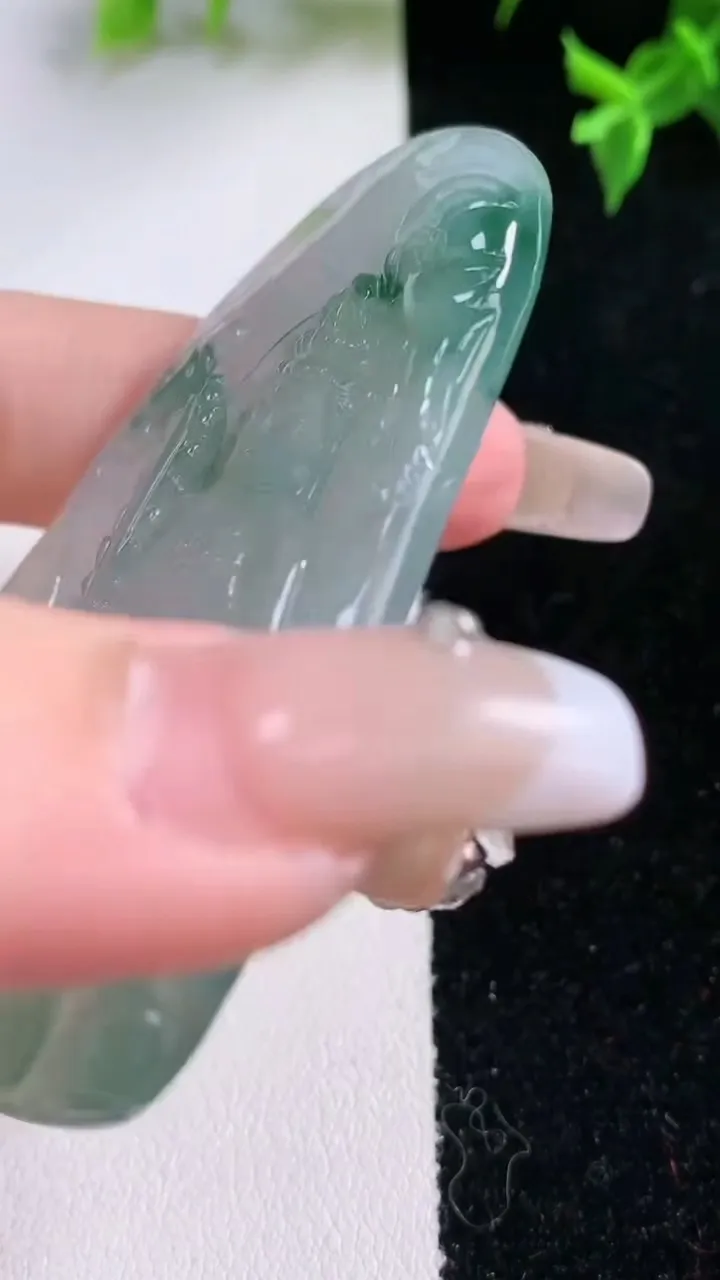 天然A货翡翠冰种飘花虚空藏菩萨吊坠，尺寸65.3-40.2-5.6，重量:30.34g
1月22日