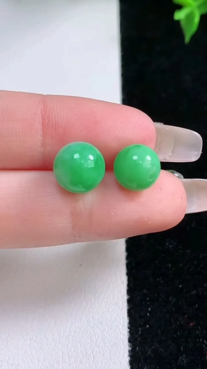 天然A货翡翠圆珠镶嵌件一对，尺寸9.4，重量:3.70g
1月22日