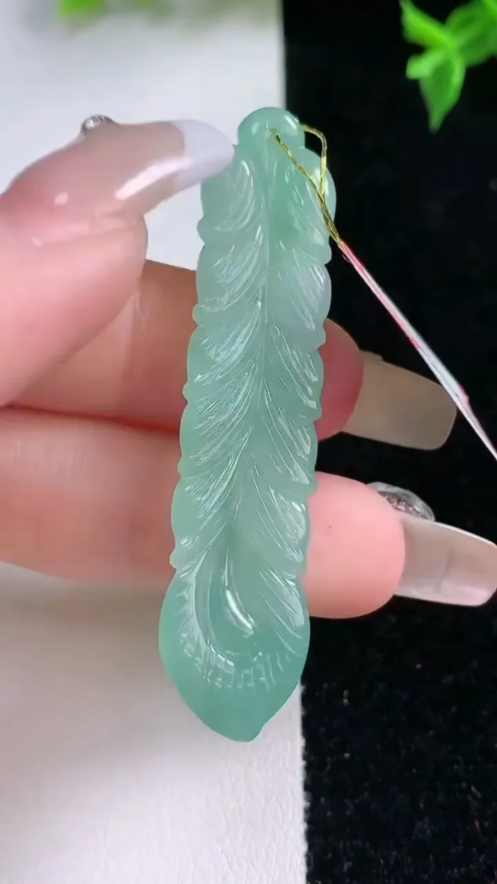 天然A货翡翠羽毛吊坠，尺寸53.8-11.2-3.6，重量:5.72g
1月22日