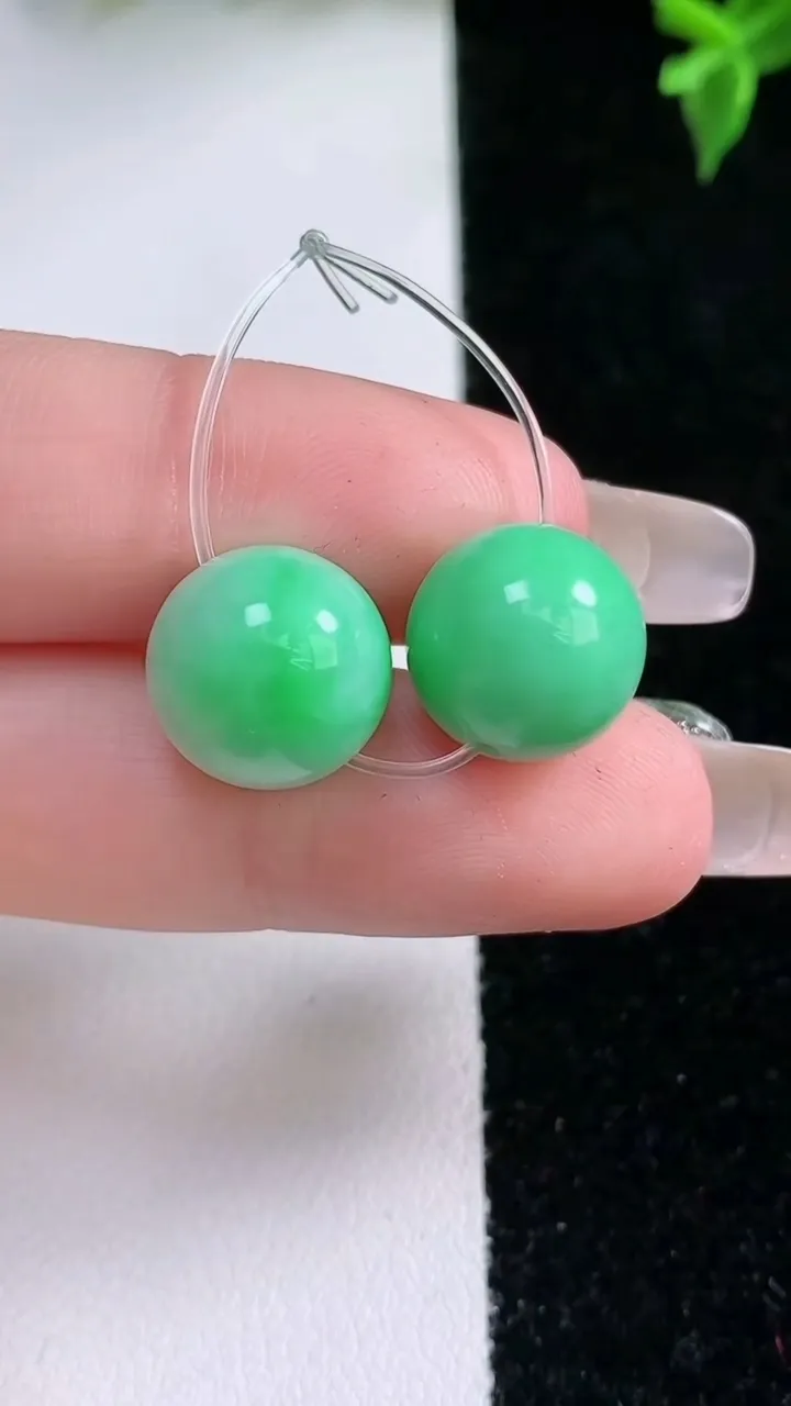 天然A货翡翠圆珠吊坠一对，尺寸12，重量:6.53g
1月22日