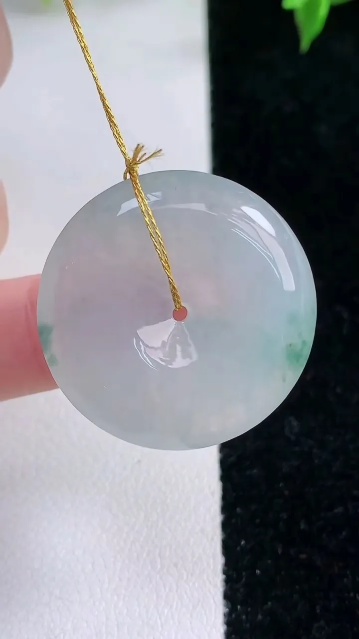 天然A货翡翠冰种飘花平安扣吊坠，尺寸28.6-5.6，重量:10.00g
1月22日