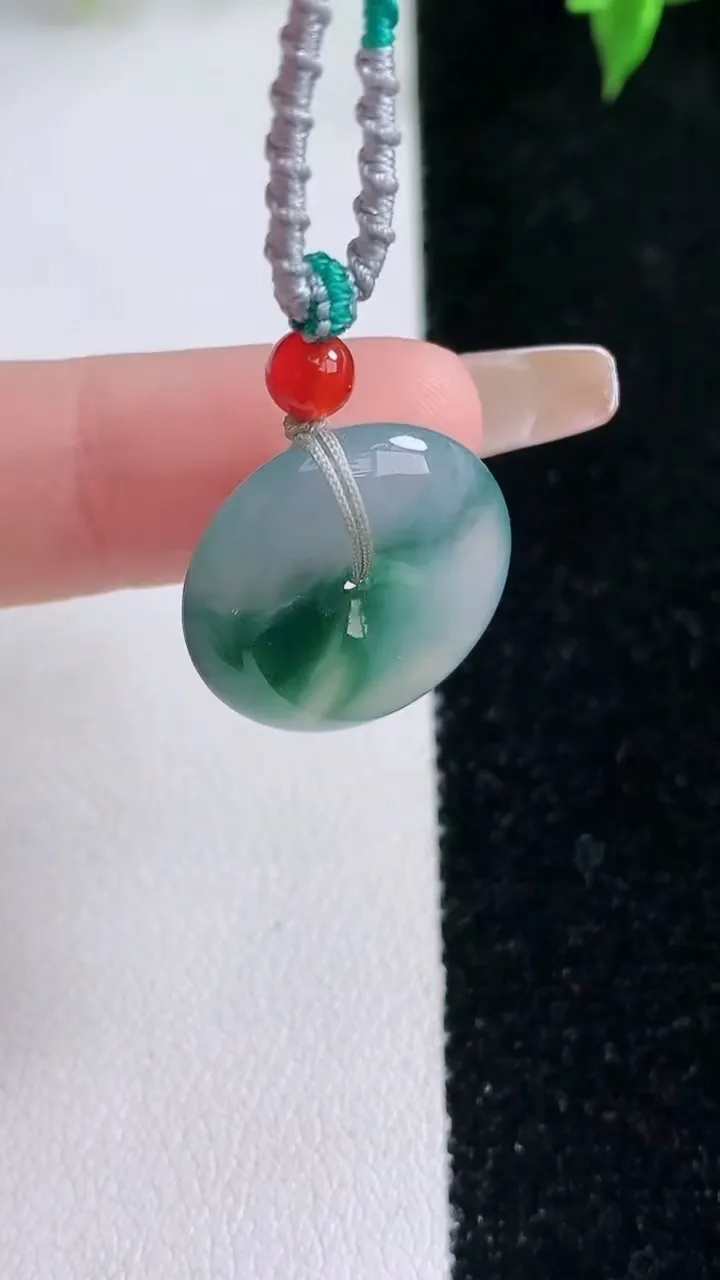 天然A货翡翠冰种飘花平安扣吊坠，尺寸19.2-5.3，重量:5.92g
1月22日