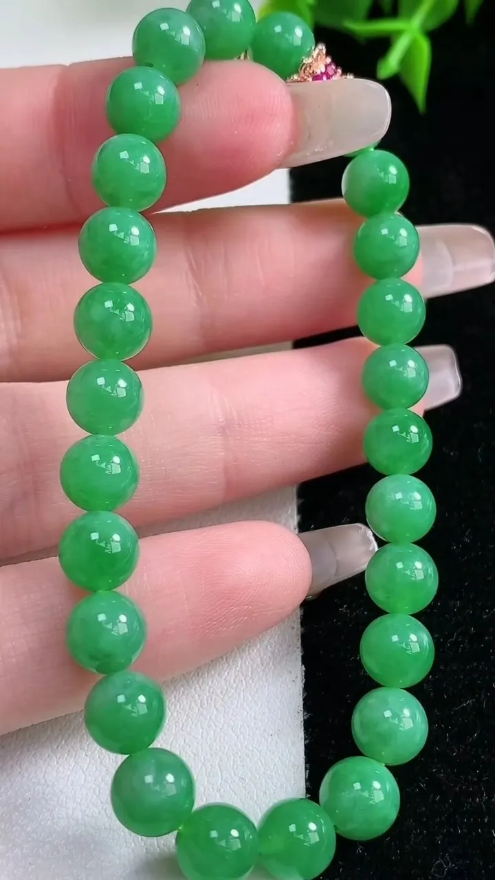 天然A货翡翠圆珠手串，尺寸6.6-26颗，重量:14.33g1月22日
工厂直销收藏佳品,种好水足，色泽均匀，有种有色，上手高大气！