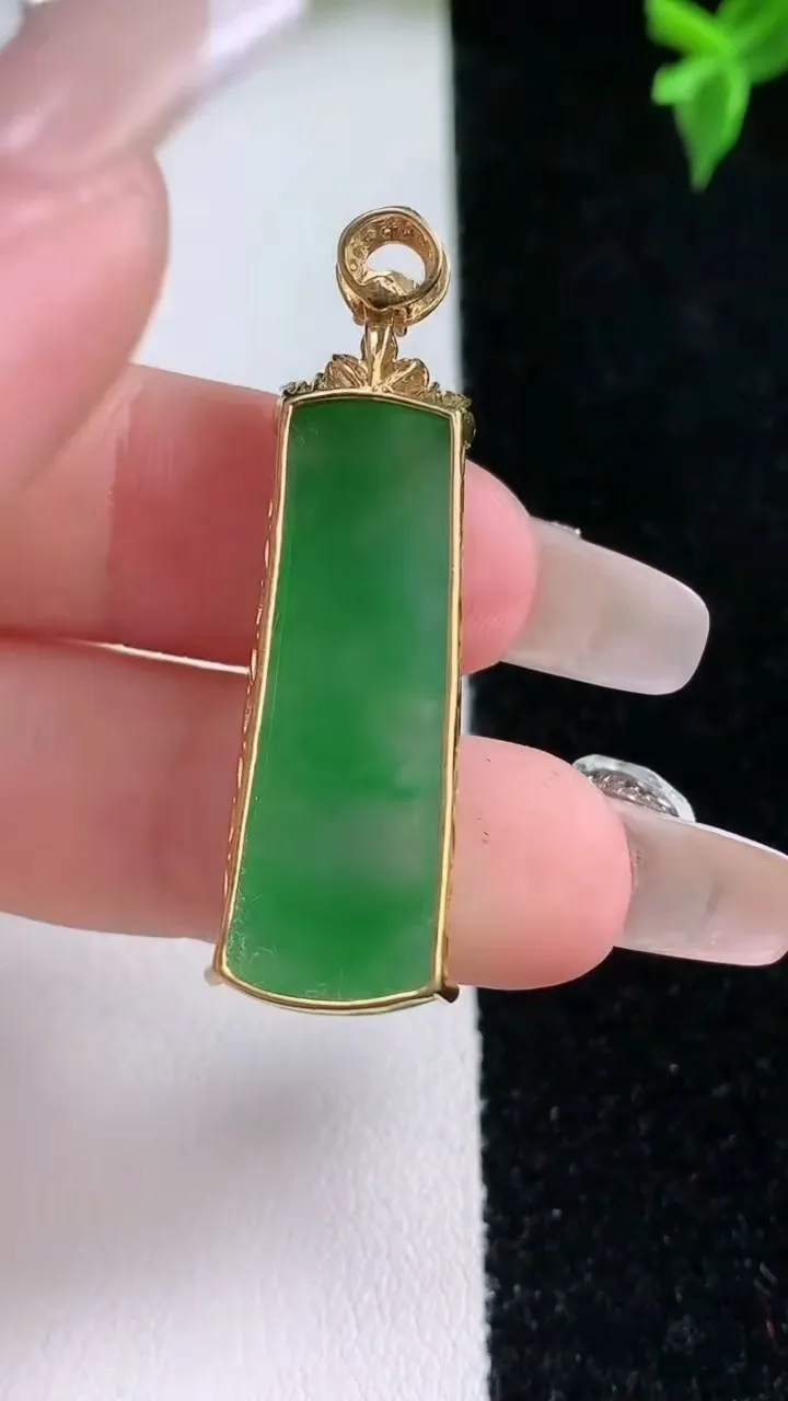 天然A货翡翠无事牌吊坠，尺寸40-31.2-10.7-5.6，重量:4.31g
1月22日