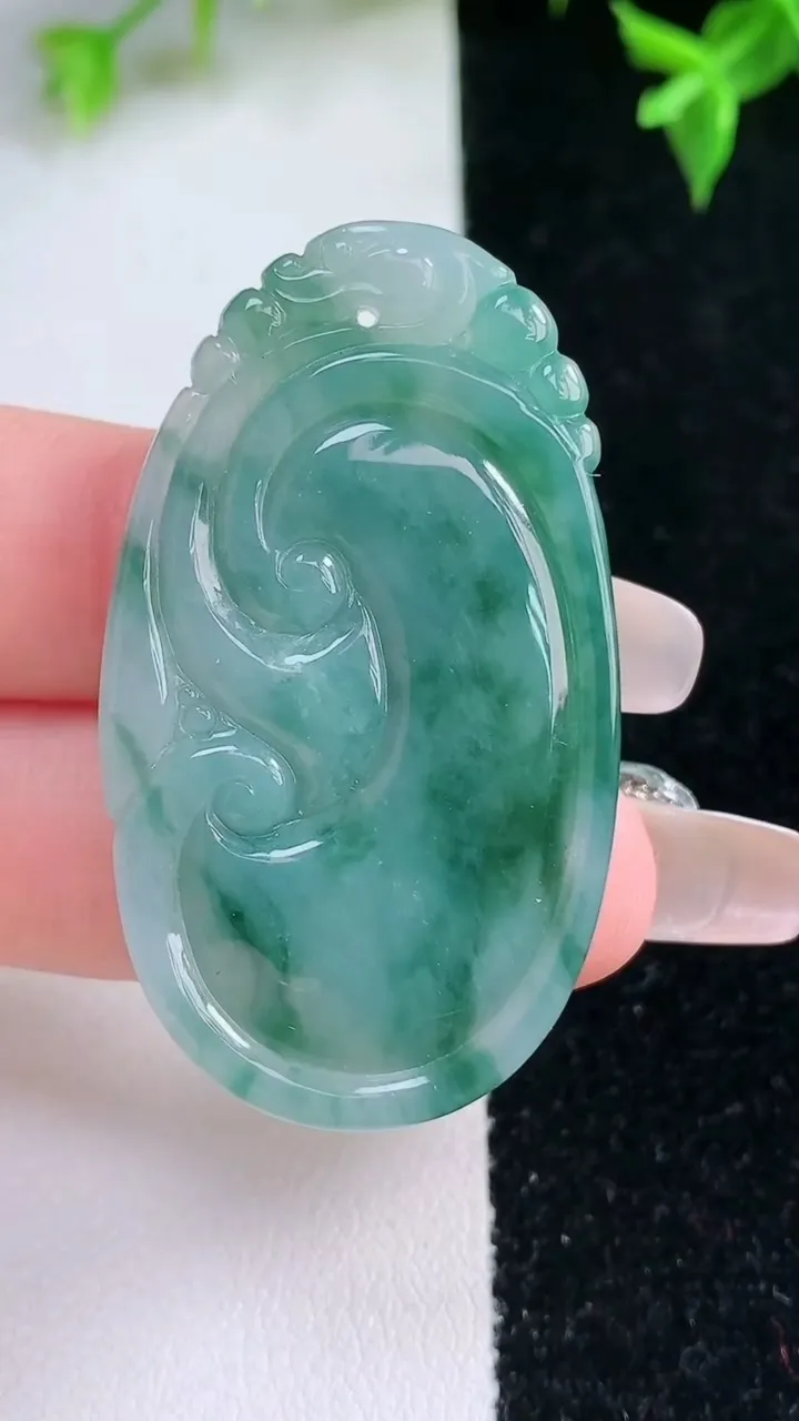 天然A货翡翠飘花如意吊坠，尺寸44.8-25-5.7，重量:12.70g
1月22日