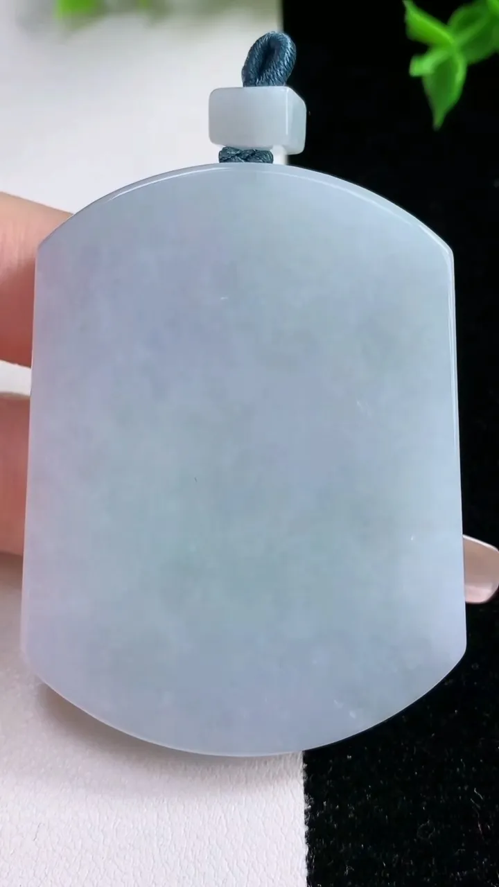 天然A货翡翠春带彩紫罗兰无事牌吊坠，尺寸56-41.8-6，重量:42.47g
1月22日