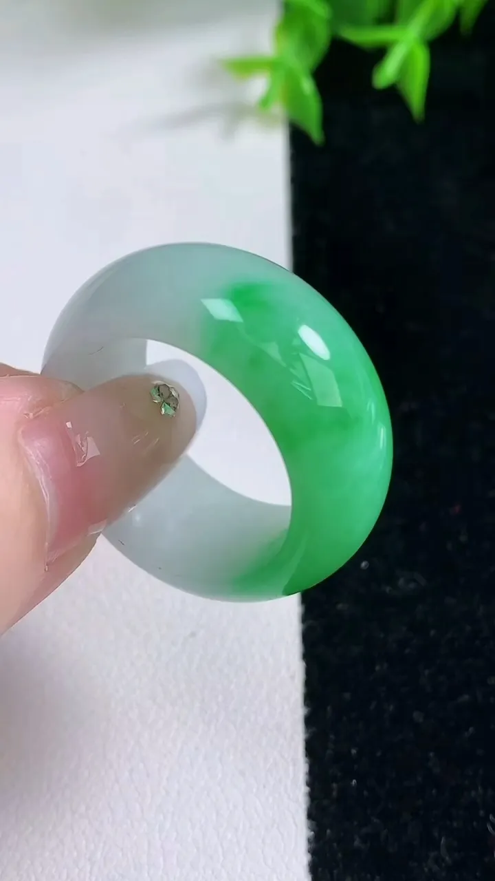 天然A货翡翠指环扳指，尺寸20.2-11.5-4.4，重量:12.41g2026年1月22日
工厂直销收藏佳品,种好水足，色泽均匀，有种有色，上手高大气！