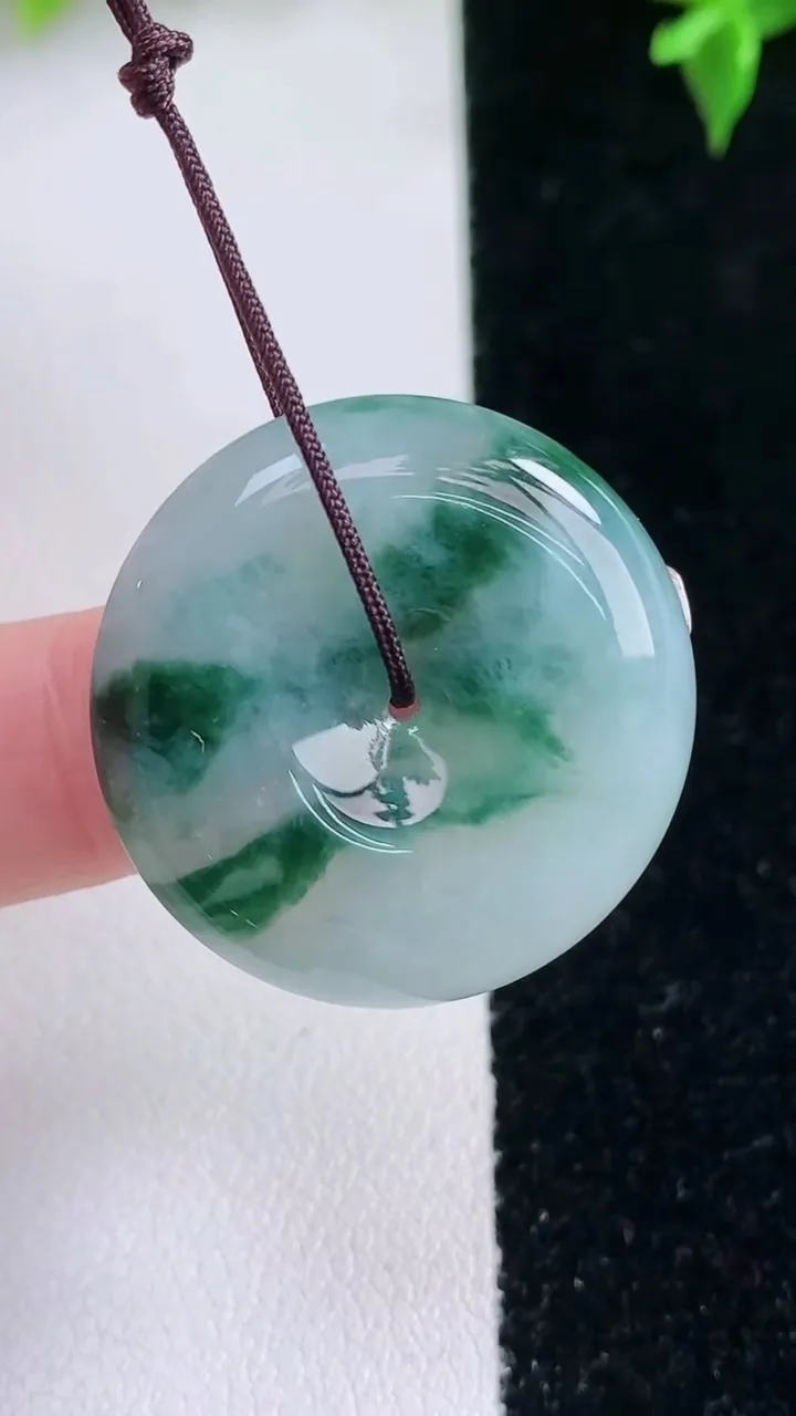 天然A货翡翠飘花平安扣吊坠，尺寸27.5-5.8，重量:9.44g
1月22日