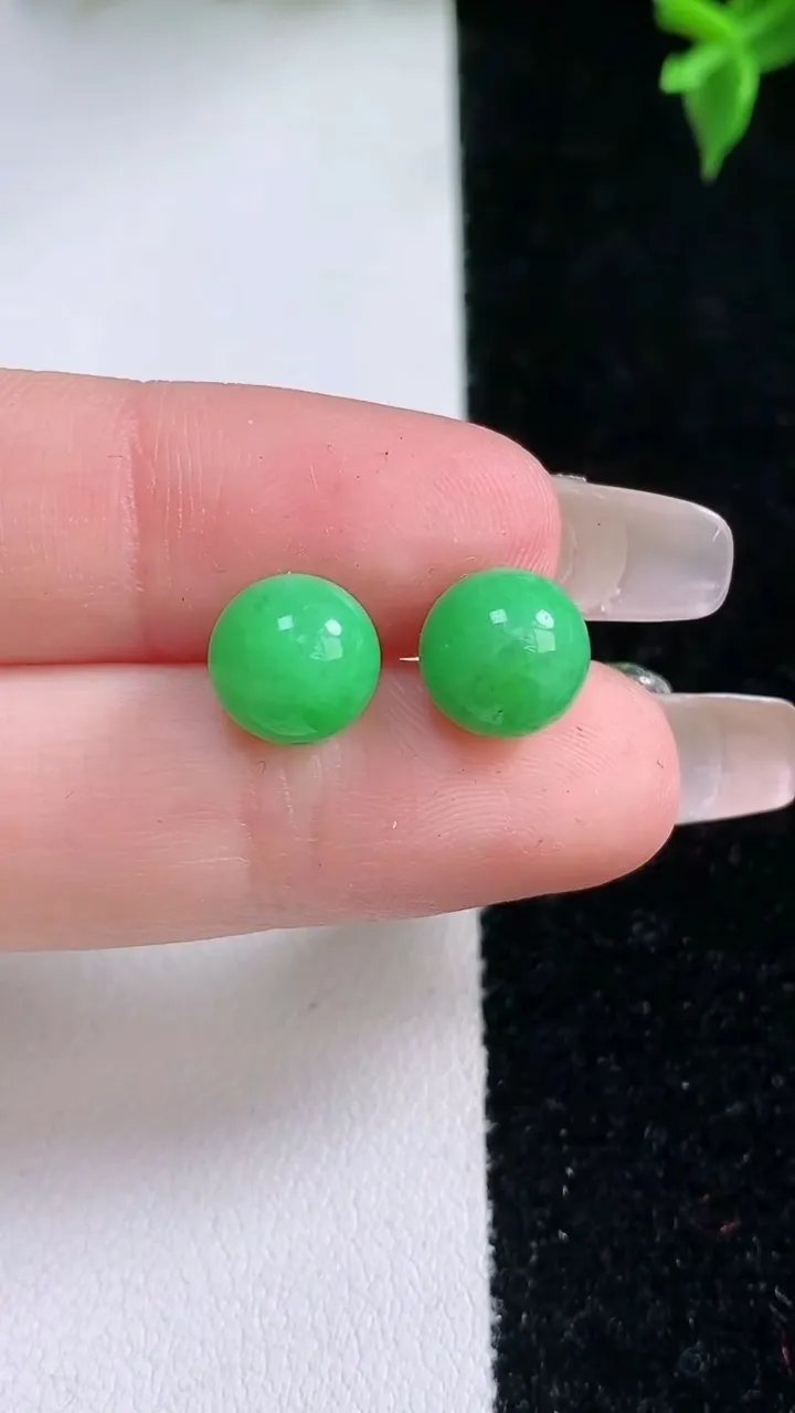 天然A货翡翠圆珠镶嵌件一对，尺寸8.6，重量:2.87g
1月22日