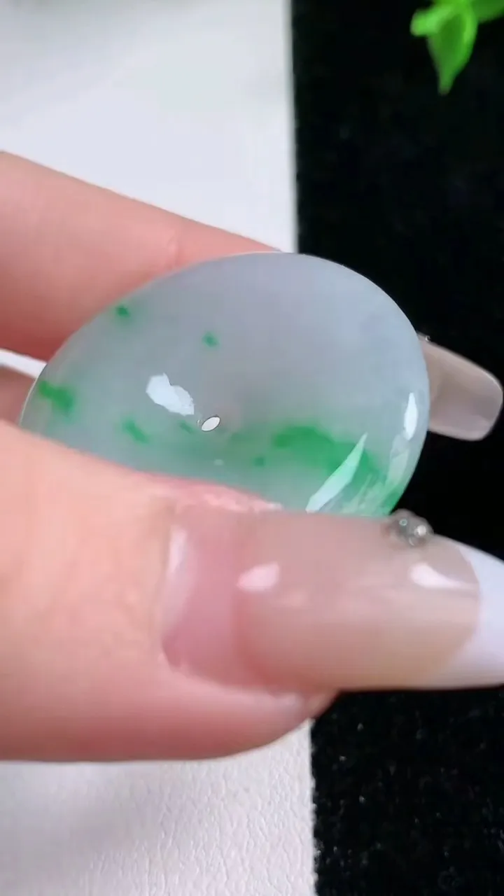 天然A货翡翠平安扣吊坠，尺寸34-5.6，重量:14.16g
1月22日