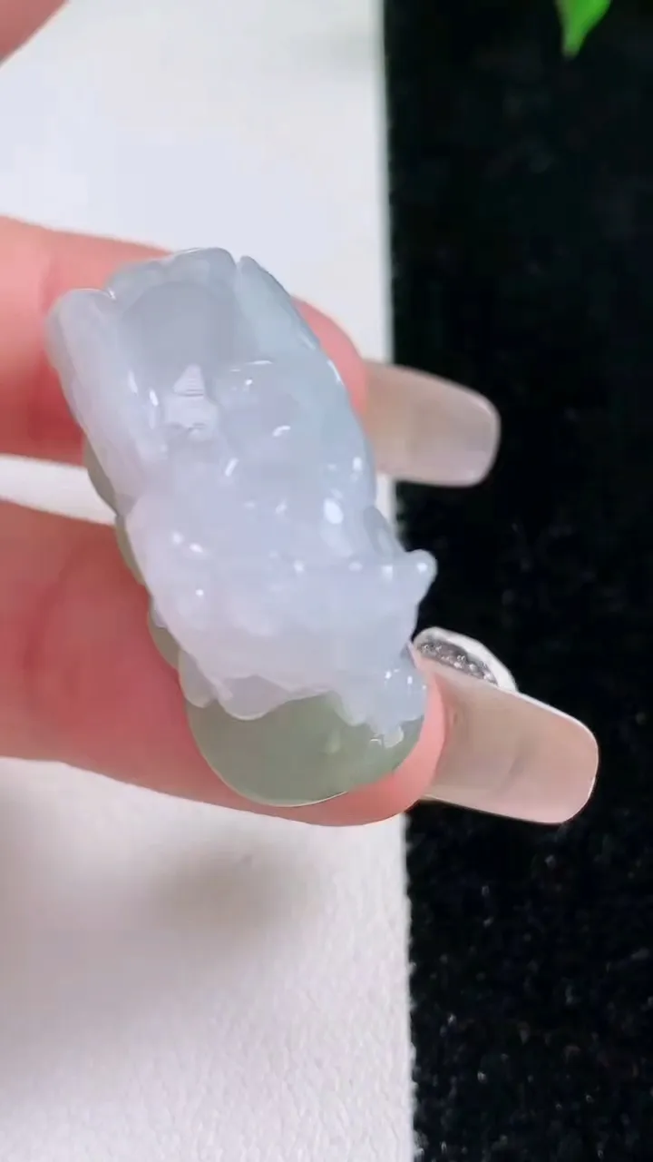 天然A货翡翠霸王貔貅吊坠，尺寸36.3-13.2-18.6，重量:17.90g
1月22日