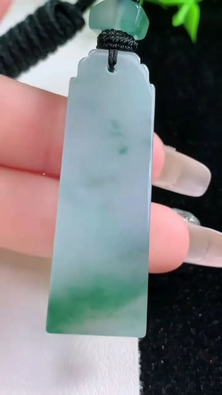 天然A货翡翠冰种飘花仿古无事牌，尺寸49-16.7-5.7，重量:18.69g
1月22日