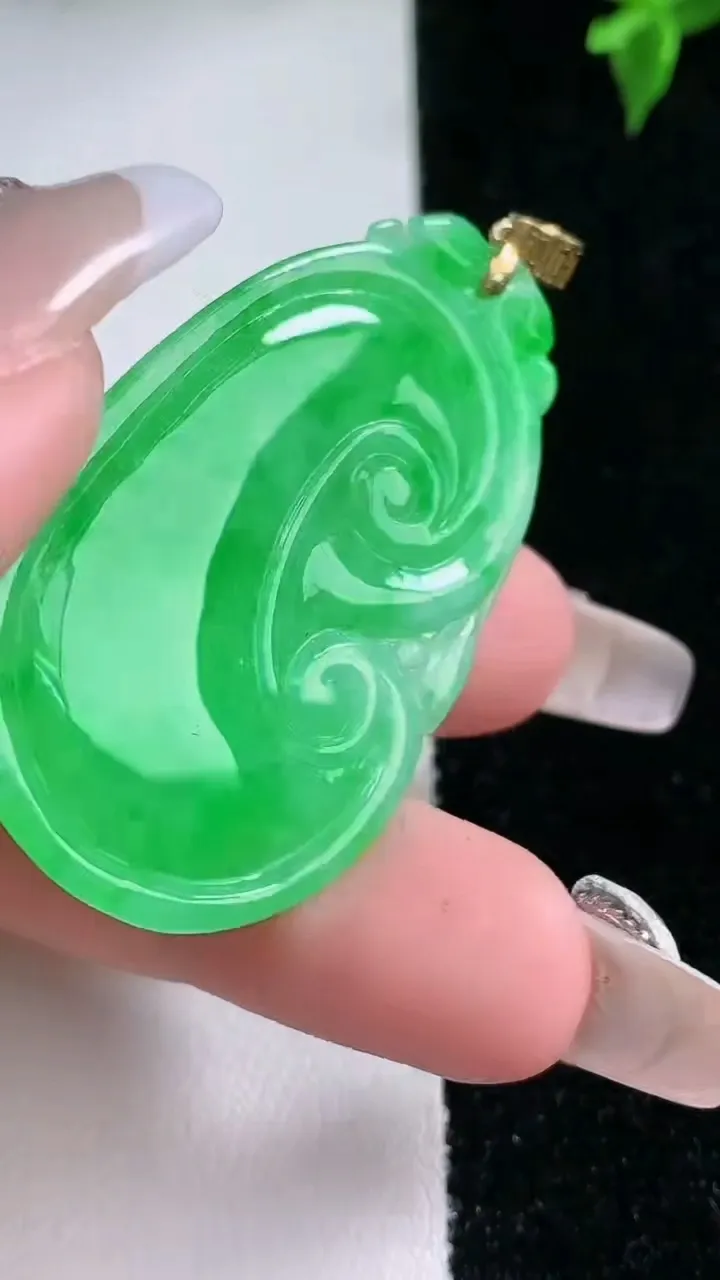 天然A货翡翠如意吊坠，尺寸45-27.3-4.8，重量:11.14g
1月22日