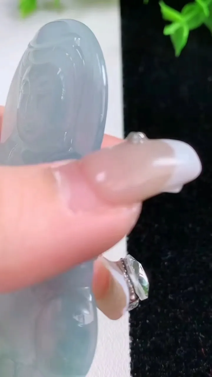 天然A货翡翠飘花观音菩萨吊坠，尺寸71.8-44.6-5.6，重量:34.29g
1月22日