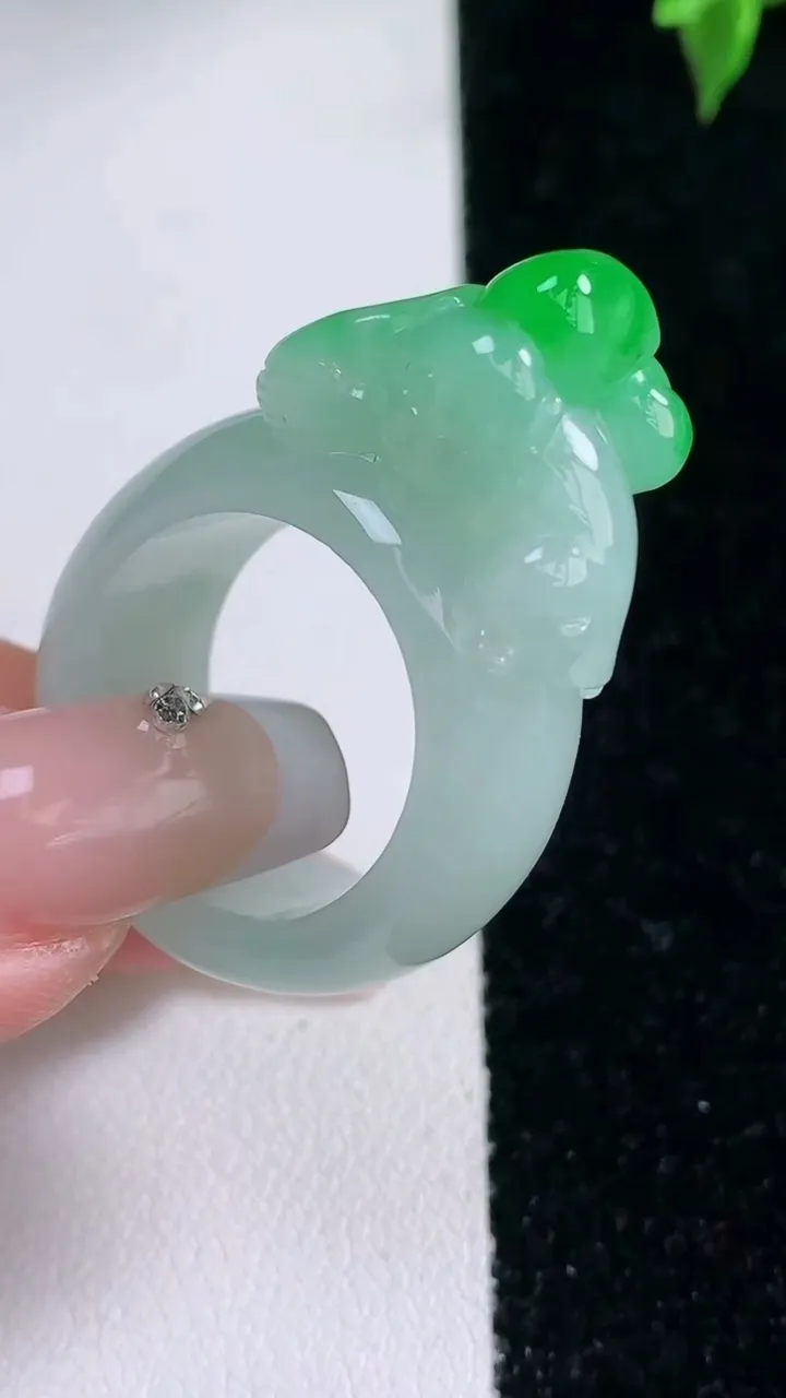 天然A货翡翠生肖猴指环戒指，尺寸19.3-21.7-9.6-17.4，重量:15.48g2026年1月22日
工厂直销收藏佳品,种好水足，色泽均匀，有种有色，上手高大气！