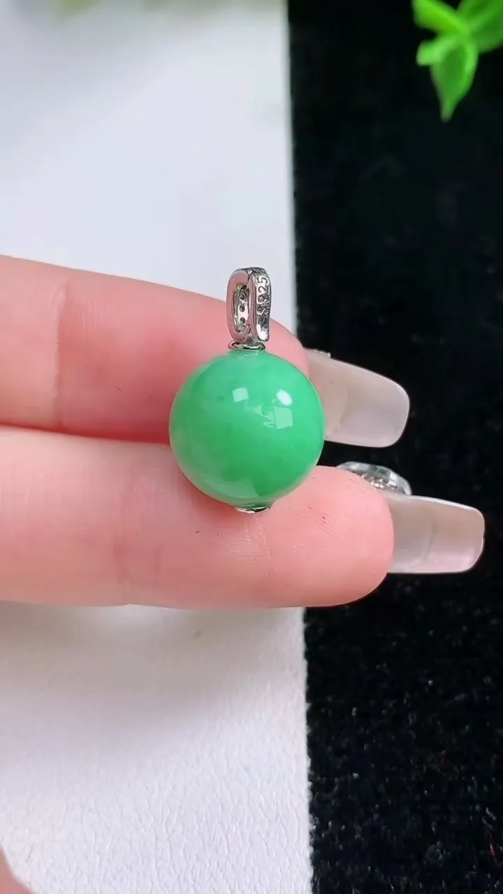 天然A货翡翠圆珠吊坠，尺寸13，重量:5.07g1月22日
工厂直销收藏佳品,种好水足，色泽均匀，有种有色，上手高大气！