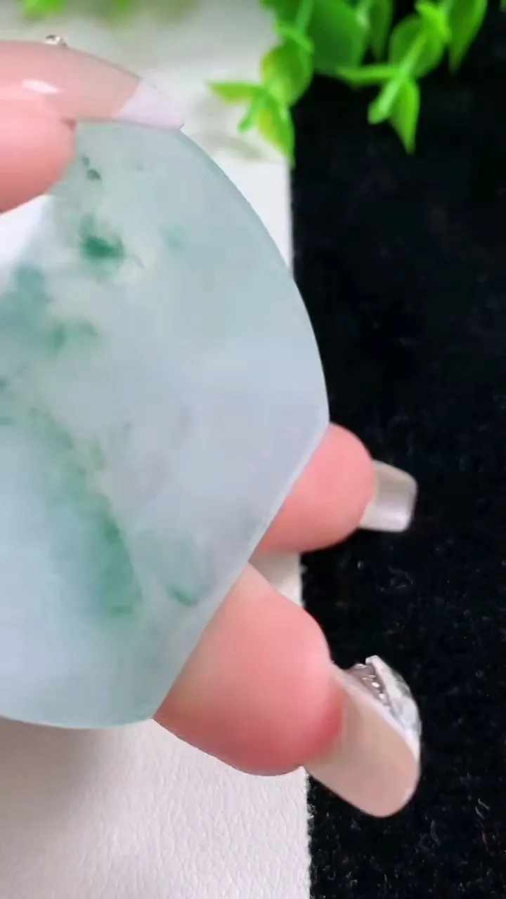 天然A货翡翠冰种飘花阿弥陀佛吊坠，尺寸52-41.7-5.2，重量:25.30g
1月22日