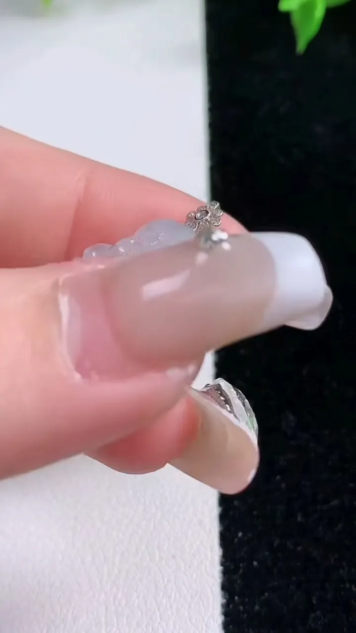 天然A货翡翠种飘花佛公吊坠，尺寸21.4-23.3-4.3，重量:3.44g
1月22日