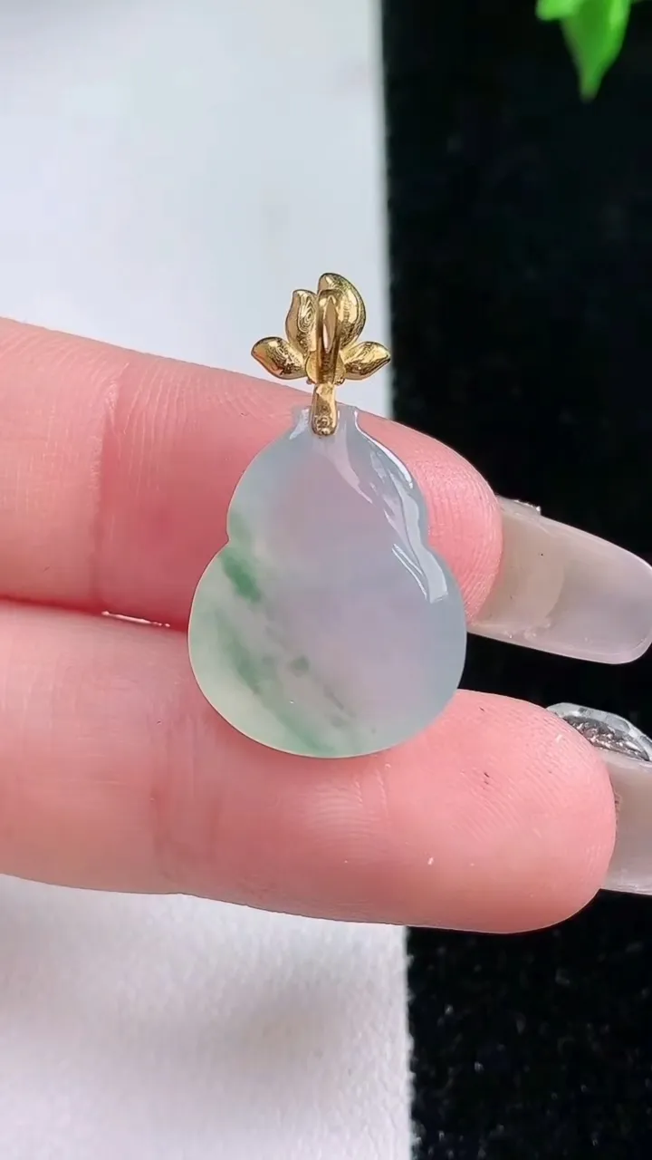 天然A货翡翠种飘花葫芦吊坠，尺寸17.8-14.4-6.3，重量:2.72g
1月22日
