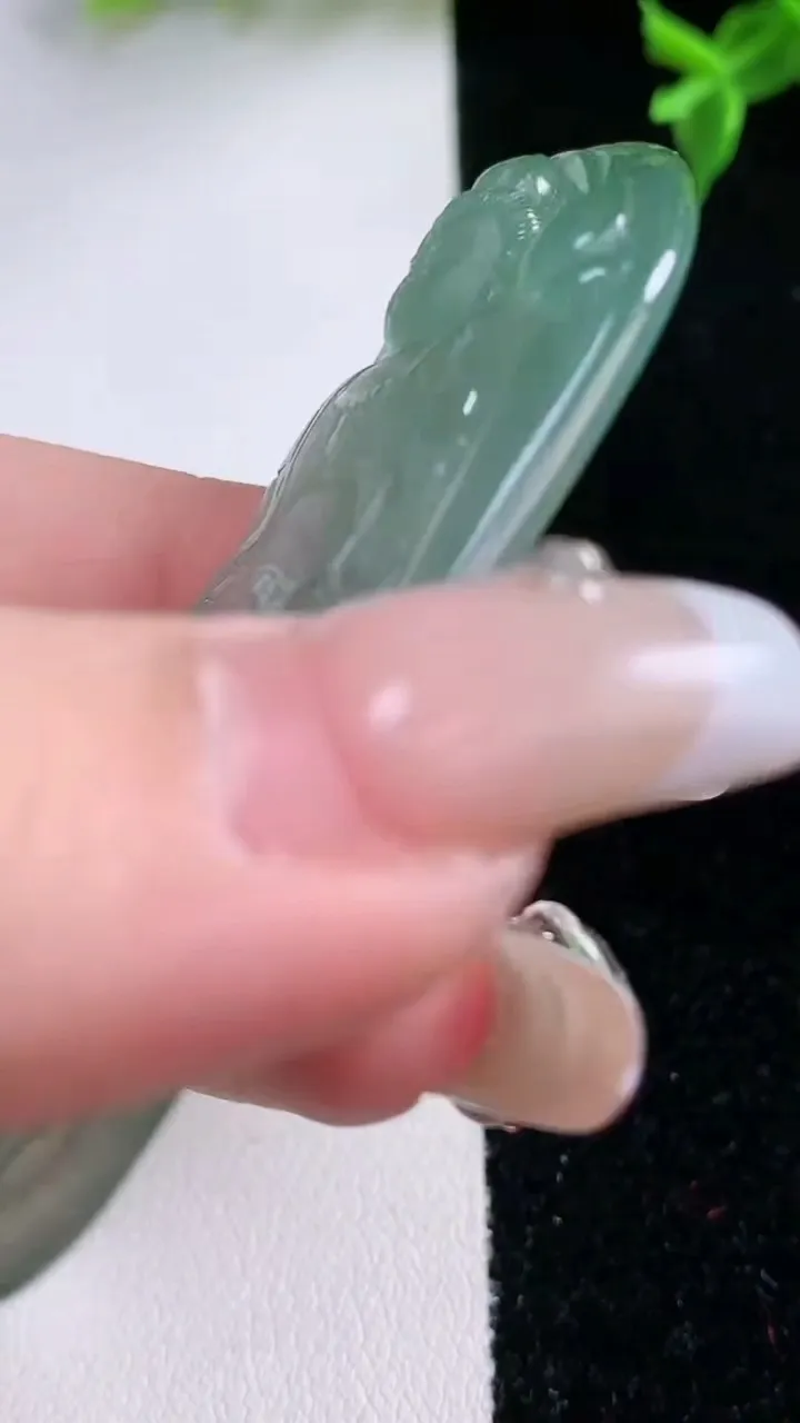 天然A货翡翠大势至菩萨吊坠，尺寸62.3-24.4-5，重量:17.57g
1月22日