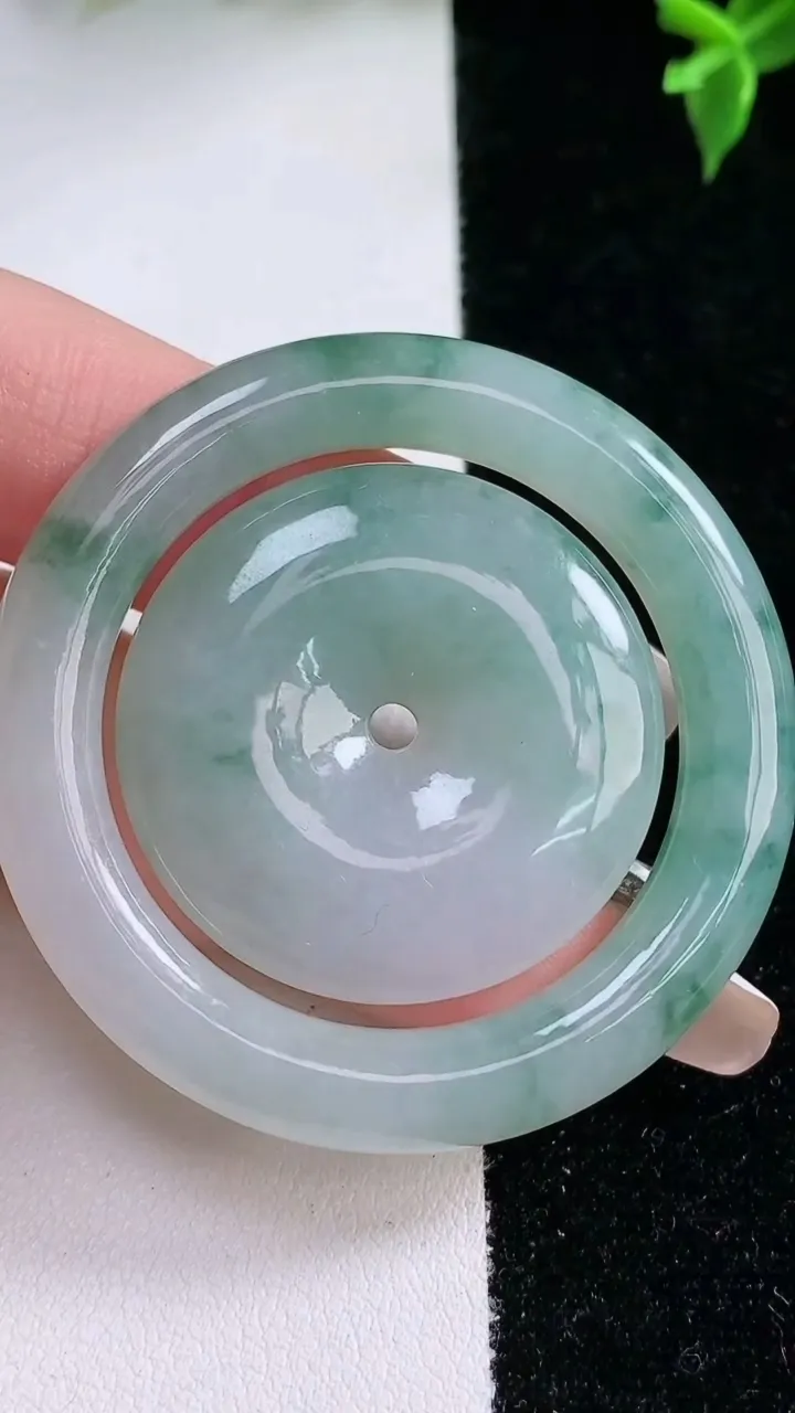 天然A货翡翠飘花母子平安扣吊坠，尺寸47.8-4.5，重量:28.71g
1月22日